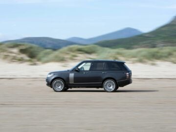 black Range Rover Land Rover SUV. Land Rover vs Range Rover