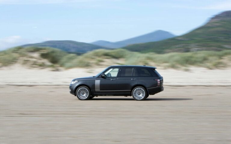 black Range Rover Land Rover SUV. Land Rover vs Range Rover
